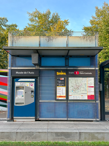 Distributeurs automatiques stations tramway soléa